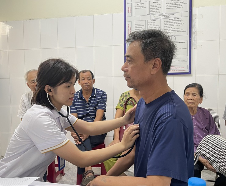 Khám, tư vấn sức khỏe, cấp phát thuốc miễn phí cho hơn 300 đối tượng chính sách nhân kỷ niệm 78 năm Ngày Thương binh - Liệt sĩ.- Ảnh 6.