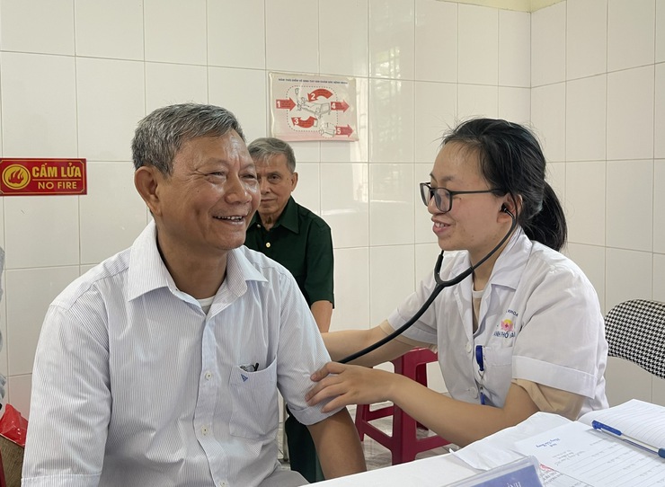 Khám, tư vấn sức khỏe, cấp phát thuốc miễn phí cho hơn 300 đối tượng chính sách nhân kỷ niệm 78 năm Ngày Thương binh - Liệt sĩ.- Ảnh 8.