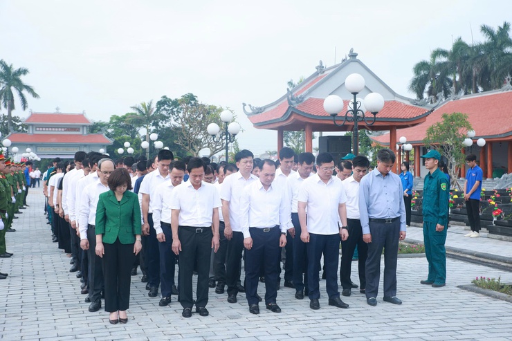 Đoàn lãnh đạo Đảng ủy - HĐND - UBND - UB MTTQ Việt Nam xã Thiên Lộc viếng Nghĩa trang liệt sỹ nhân kỷ niệm 78 năm ngày Thương binh - Liệt sỹ (27/7/1947 - 27/7/2025)- Ảnh 3.