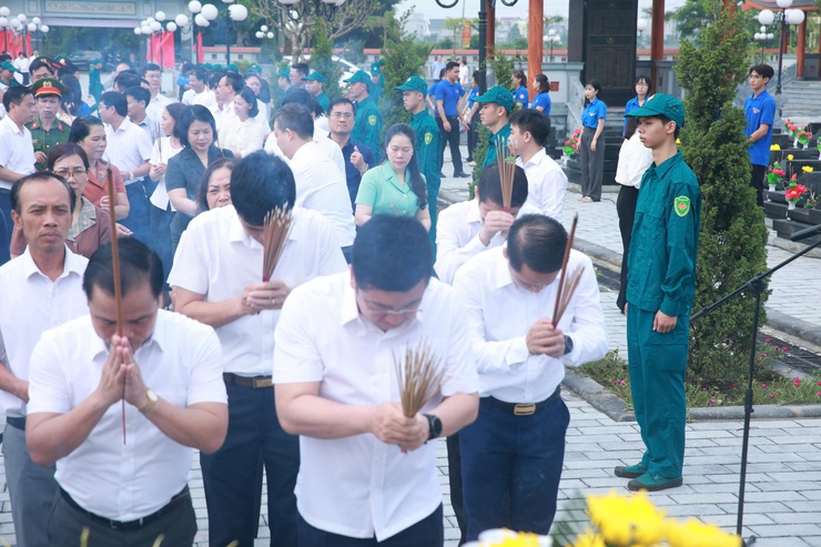 Đoàn lãnh đạo Đảng ủy - HĐND - UBND - UB MTTQ Việt Nam xã Thiên Lộc viếng Nghĩa trang liệt sỹ nhân kỷ niệm 78 năm ngày Thương binh - Liệt sỹ (27/7/1947 - 27/7/2025)- Ảnh 5.