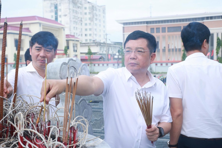 Đoàn lãnh đạo Đảng ủy - HĐND - UBND - UB MTTQ Việt Nam xã Thiên Lộc viếng Nghĩa trang liệt sỹ nhân kỷ niệm 78 năm ngày Thương binh - Liệt sỹ (27/7/1947 - 27/7/2025)- Ảnh 7.