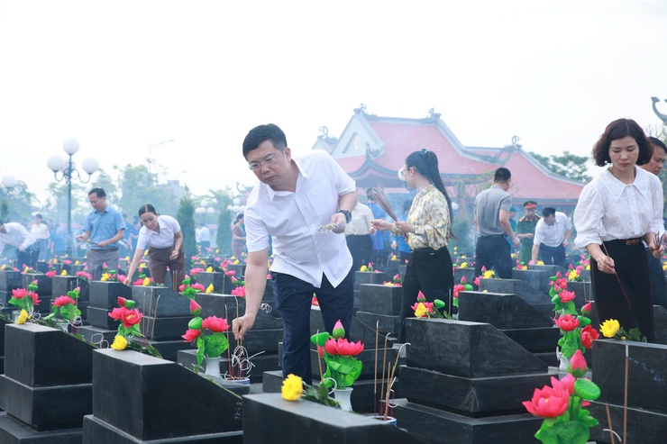 Đoàn lãnh đạo Đảng ủy - HĐND - UBND - UB MTTQ Việt Nam xã Thiên Lộc viếng Nghĩa trang liệt sỹ nhân kỷ niệm 78 năm ngày Thương binh - Liệt sỹ (27/7/1947 - 27/7/2025)- Ảnh 8.