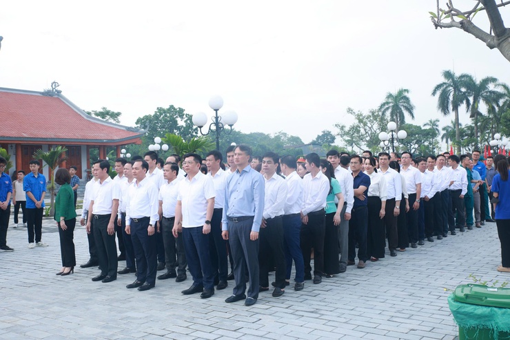 Đoàn lãnh đạo Đảng ủy - HĐND - UBND - UB MTTQ Việt Nam xã Thiên Lộc viếng Nghĩa trang liệt sỹ nhân kỷ niệm 78 năm ngày Thương binh - Liệt sỹ (27/7/1947 - 27/7/2025)- Ảnh 2.