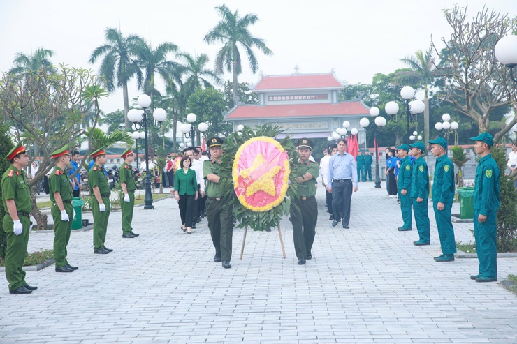 Đoàn lãnh đạo Đảng ủy - HĐND - UBND - UB MTTQ Việt Nam xã Thiên Lộc viếng Nghĩa trang liệt sỹ nhân kỷ niệm 78 năm ngày Thương binh - Liệt sỹ (27/7/1947 - 27/7/2025)- Ảnh 1.