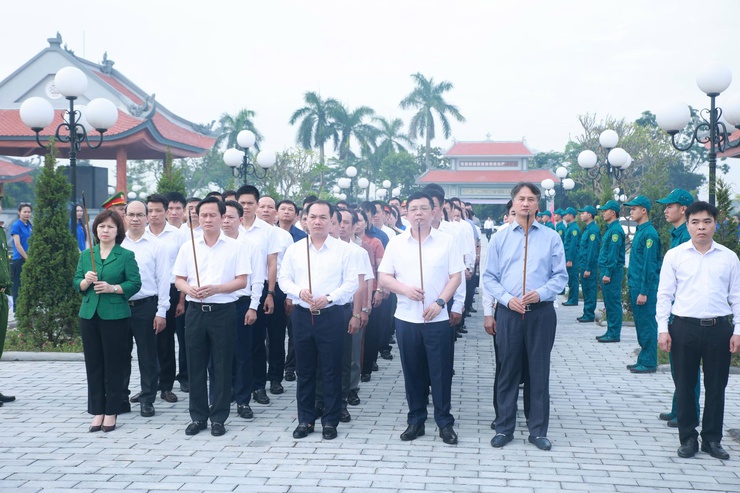 Đoàn lãnh đạo Đảng ủy - HĐND - UBND - UB MTTQ Việt Nam xã Thiên Lộc viếng Nghĩa trang liệt sỹ nhân kỷ niệm 78 năm ngày Thương binh - Liệt sỹ (27/7/1947 - 27/7/2025)- Ảnh 4.