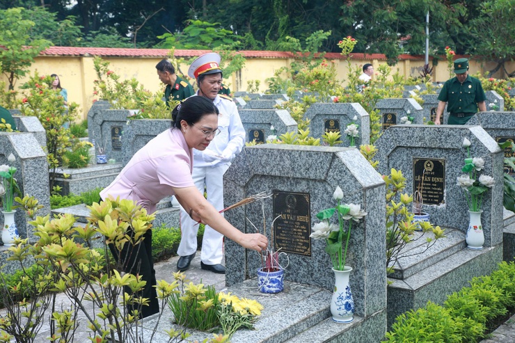 Đoàn lãnh đạo Đảng ủy - HĐND - UBND - UB MTTQ Việt Nam xã Thiên Lộc viếng Nghĩa trang liệt sỹ nhân kỷ niệm 78 năm ngày Thương binh - Liệt sỹ (27/7/1947 - 27/7/2025)- Ảnh 16.