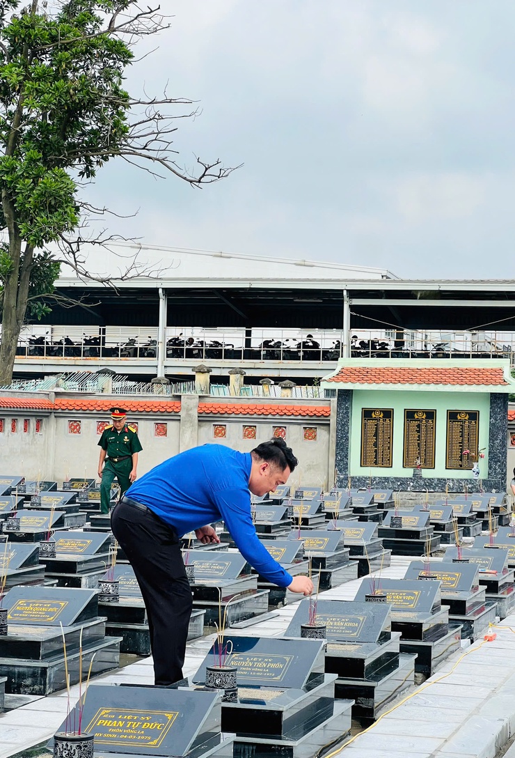 Đoàn lãnh đạo Đảng ủy - HĐND - UBND - UB MTTQ Việt Nam xã Thiên Lộc viếng Nghĩa trang liệt sỹ nhân kỷ niệm 78 năm ngày Thương binh - Liệt sỹ (27/7/1947 - 27/7/2025)- Ảnh 52.
