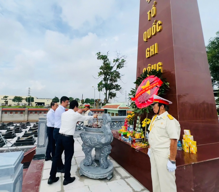 Đoàn lãnh đạo Đảng ủy - HĐND - UBND - UB MTTQ Việt Nam xã Thiên Lộc viếng Nghĩa trang liệt sỹ nhân kỷ niệm 78 năm ngày Thương binh - Liệt sỹ (27/7/1947 - 27/7/2025)- Ảnh 47.