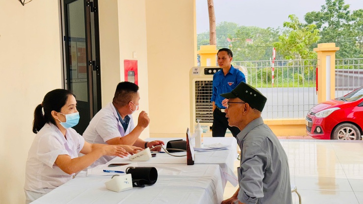 Tam Hưng tổ chức khám, tư vấn sức khỏe và cắt tóc miễn phí cho người có công tại điểm dân cư Thanh Thùy- Ảnh 4.
