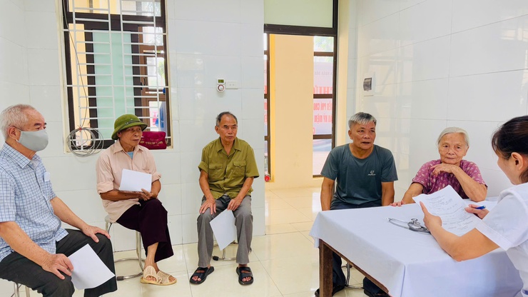 Tam Hưng tổ chức khám, tư vấn sức khỏe và cắt tóc miễn phí cho người có công tại điểm dân cư Thanh Thùy- Ảnh 2.