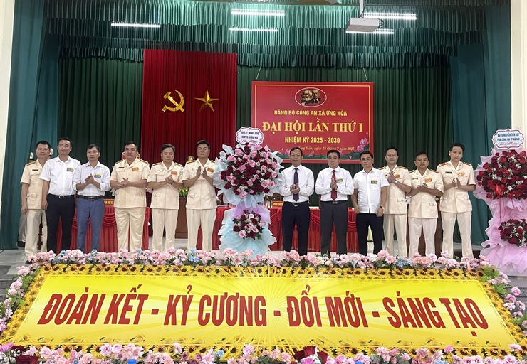 Đại hội Đảng bộ Công an xã Ứng Hoà lần thứ I, nhiệm kỳ 2025 - 2030 thành công tốt đẹp.- Ảnh 1.