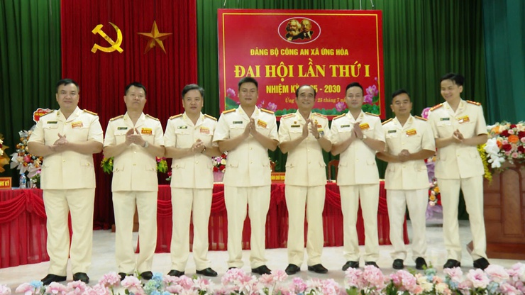 Đại hội Đảng bộ Công an xã Ứng Hoà lần thứ I, nhiệm kỳ 2025 - 2030 thành công tốt đẹp.- Ảnh 10.