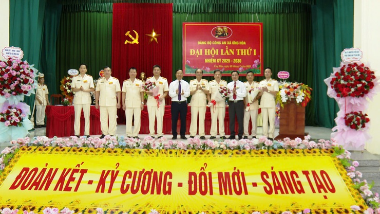 Đại hội Đảng bộ Công an xã Ứng Hoà lần thứ I, nhiệm kỳ 2025 - 2030 thành công tốt đẹp.- Ảnh 3.