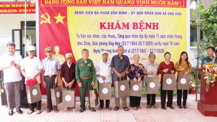 Khám, tư vấn sức khỏe, cấp phát thuốc miễn phí cho hơn 300 đối tượng chính sách nhân kỷ niệm 78 năm Ngày Thương binh - Liệt sĩ.- Ảnh 2.