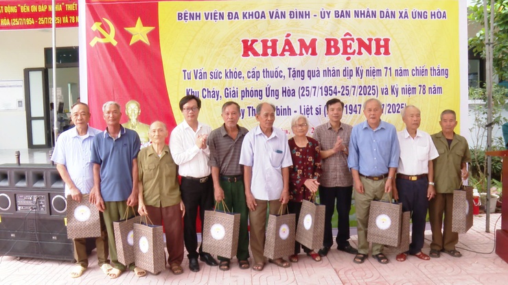 Khám, tư vấn sức khỏe, cấp phát thuốc miễn phí cho hơn 300 đối tượng chính sách nhân kỷ niệm 78 năm Ngày Thương binh - Liệt sĩ.- Ảnh 1.