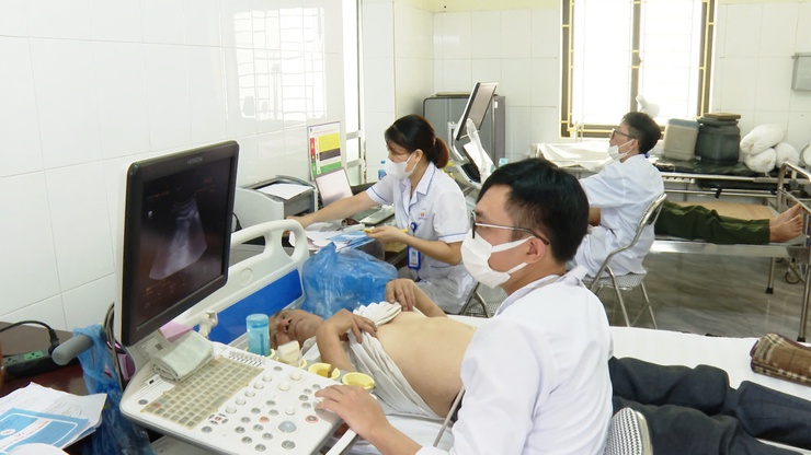 Khám, tư vấn sức khỏe, cấp phát thuốc miễn phí cho hơn 300 đối tượng chính sách nhân kỷ niệm 78 năm Ngày Thương binh - Liệt sĩ.- Ảnh 11.