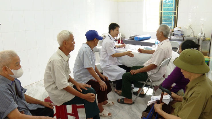 Khám, tư vấn sức khỏe, cấp phát thuốc miễn phí cho hơn 300 đối tượng chính sách nhân kỷ niệm 78 năm Ngày Thương binh - Liệt sĩ.- Ảnh 4.