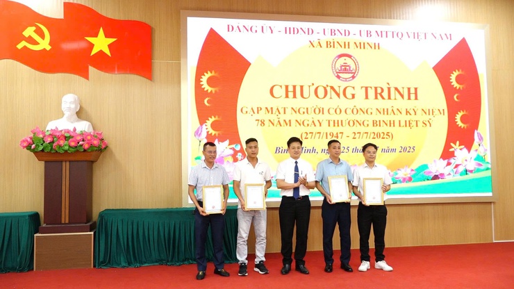 Xã Bình Minh tri ân các anh hùng liệt sĩ, thương, bệnh binh nhân kỷ niệm 78 năm Ngày Thương binh - Liệt sĩ- Ảnh 5.