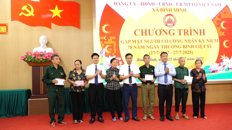 Xã Bình Minh tri ân các anh hùng liệt sĩ, thương, bệnh binh nhân kỷ niệm 78 năm Ngày Thương binh - Liệt sĩ- Ảnh 6.