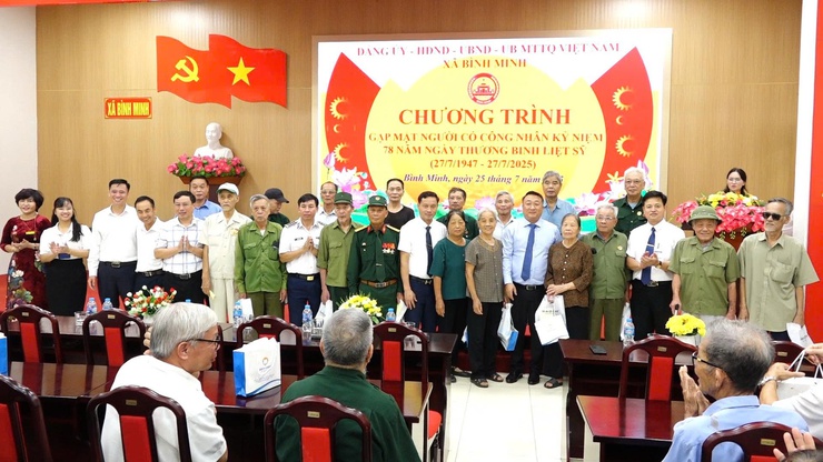Xã Bình Minh tri ân các anh hùng liệt sĩ, thương, bệnh binh nhân kỷ niệm 78 năm Ngày Thương binh - Liệt sĩ- Ảnh 11.