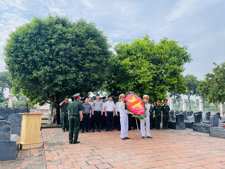 Đoàn lãnh đạo Đảng ủy - HĐND - UBND - UB MTTQ Việt Nam xã Thiên Lộc viếng Nghĩa trang liệt sỹ nhân kỷ niệm 78 năm ngày Thương binh - Liệt sỹ (27/7/1947 - 27/7/2025)- Ảnh 31.