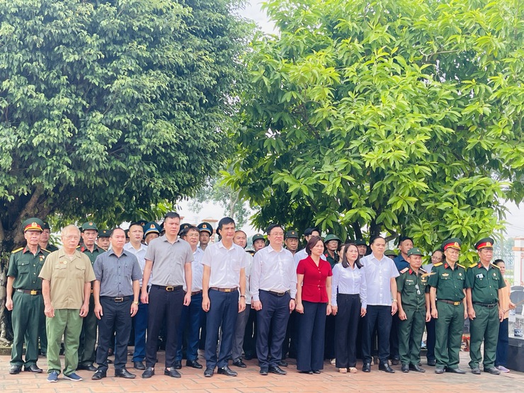 Đoàn lãnh đạo Đảng ủy - HĐND - UBND - UB MTTQ Việt Nam xã Thiên Lộc viếng Nghĩa trang liệt sỹ nhân kỷ niệm 78 năm ngày Thương binh - Liệt sỹ (27/7/1947 - 27/7/2025)- Ảnh 32.