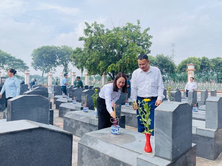 Đoàn lãnh đạo Đảng ủy - HĐND - UBND - UB MTTQ Việt Nam xã Thiên Lộc viếng Nghĩa trang liệt sỹ nhân kỷ niệm 78 năm ngày Thương binh - Liệt sỹ (27/7/1947 - 27/7/2025)- Ảnh 40.