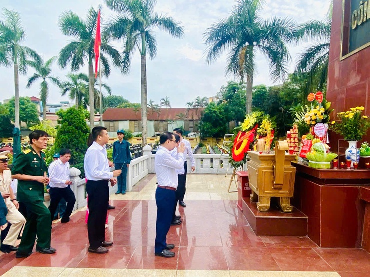 Xã Thanh Trì: Tưng bừng cờ hoa chào mừng Đại hội Đảng bộ xã lần thứ I, nhiệm kỳ 2025 - 2030- Ảnh 3.