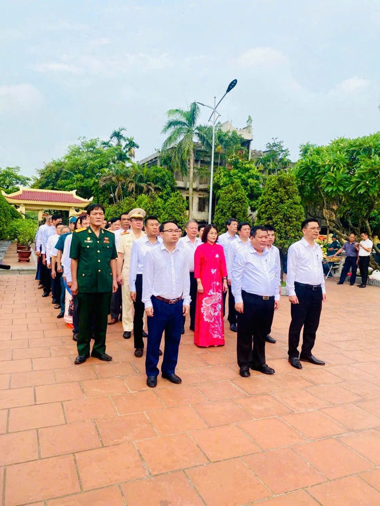 Xã Thanh Trì: Tưng bừng cờ hoa chào mừng Đại hội Đảng bộ xã lần thứ I, nhiệm kỳ 2025 - 2030- Ảnh 1.