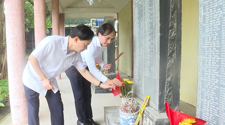 Lãnh đạo xã Vân Đình dâng hương tưởng niệm các anh hùng, liệt sĩ- Ảnh 4.