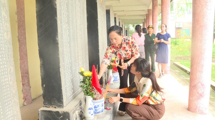 Lãnh đạo xã Vân Đình dâng hương tưởng niệm các anh hùng, liệt sĩ- Ảnh 5.