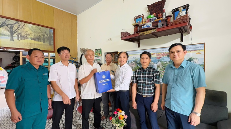Chủ tịch UBND xã Vân Đình thăm, tặng quà các thương bệnh binh và gia đình chính sách nhân kỷ niệm 78 năm Ngày Thương binh - Liệt sĩ- Ảnh 1.