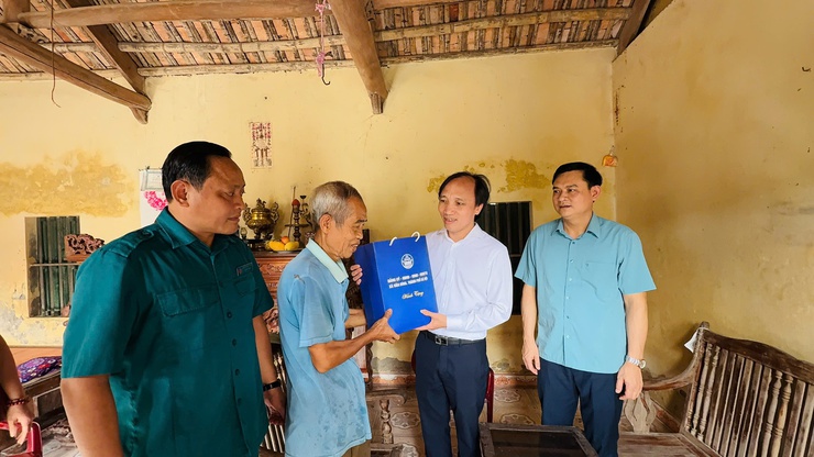 Chủ tịch UBND xã Vân Đình thăm, tặng quà các thương bệnh binh và gia đình chính sách nhân kỷ niệm 78 năm Ngày Thương binh - Liệt sĩ- Ảnh 3.