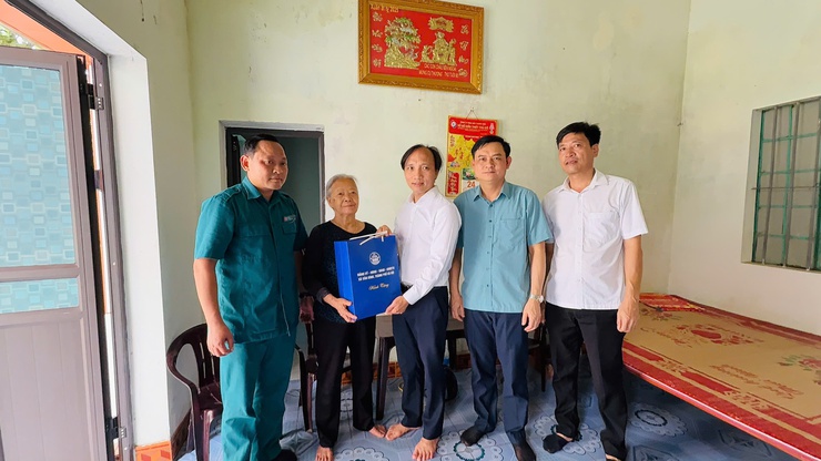 Chủ tịch UBND xã Vân Đình thăm, tặng quà các thương bệnh binh và gia đình chính sách nhân kỷ niệm 78 năm Ngày Thương binh - Liệt sĩ- Ảnh 2.