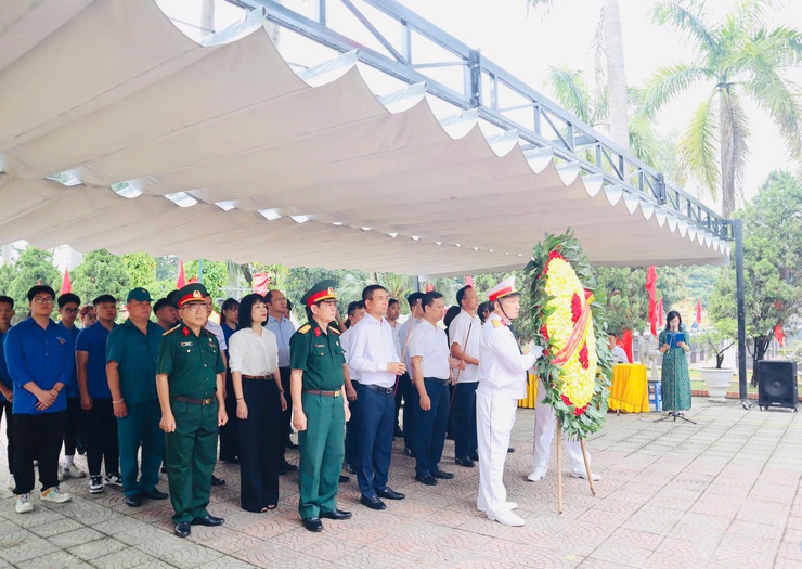 Đoàn đại biểu phường Từ Liêm dâng hương tại Nghĩa trang Liệt sĩ Thành phố nhân kỷ niệm 78 năm ngày thương binh - liệt sĩ (27/7/1947 - 27/7/2025)- Ảnh 1.