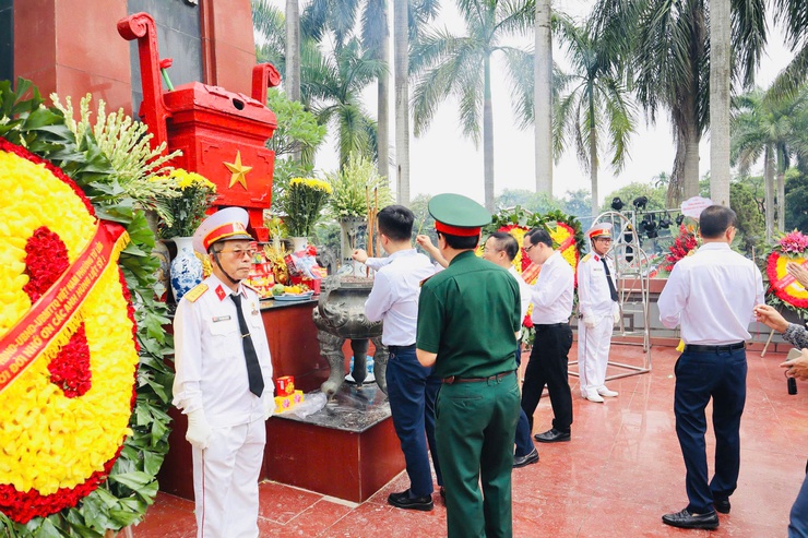 Đoàn đại biểu phường Từ Liêm dâng hương tại Nghĩa trang Liệt sĩ Thành phố nhân kỷ niệm 78 năm ngày thương binh - liệt sĩ (27/7/1947 - 27/7/2025)- Ảnh 4.
