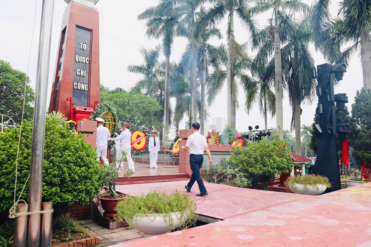Đoàn đại biểu phường Từ Liêm dâng hương tại Nghĩa trang Liệt sĩ Thành phố nhân kỷ niệm 78 năm ngày thương binh - liệt sĩ (27/7/1947 - 27/7/2025)- Ảnh 2.