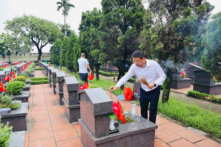 Đoàn đại biểu phường Từ Liêm dâng hương tại Nghĩa trang Liệt sĩ Thành phố nhân kỷ niệm 78 năm ngày thương binh - liệt sĩ (27/7/1947 - 27/7/2025)- Ảnh 3.