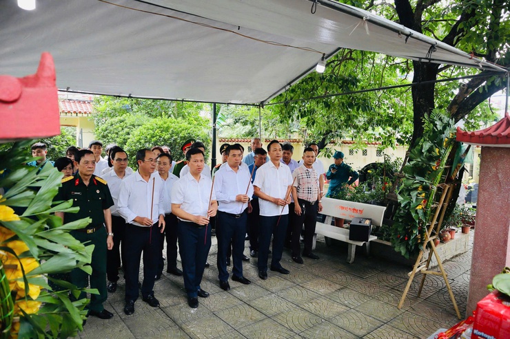 Đoàn đại biểu phường Từ Liêm dâng hương tại Nghĩa trang Liệt sĩ Thành phố nhân kỷ niệm 78 năm ngày thương binh - liệt sĩ (27/7/1947 - 27/7/2025)- Ảnh 5.