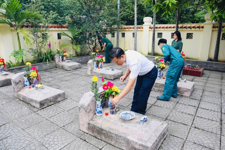 Đoàn đại biểu phường Từ Liêm dâng hương tại Nghĩa trang Liệt sĩ Thành phố nhân kỷ niệm 78 năm ngày thương binh - liệt sĩ (27/7/1947 - 27/7/2025)- Ảnh 6.