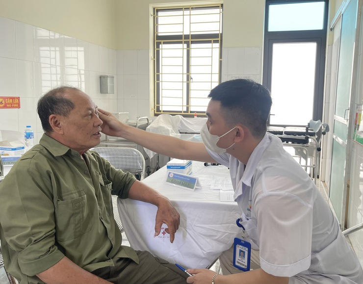 Khám, tư vấn sức khỏe, cấp phát thuốc miễn phí cho hơn 300 đối tượng chính sách nhân kỷ niệm 78 năm Ngày Thương binh - Liệt sĩ.- Ảnh 9.
