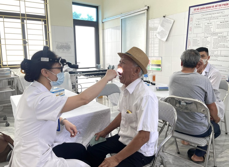 Khám, tư vấn sức khỏe, cấp phát thuốc miễn phí cho hơn 300 đối tượng chính sách nhân kỷ niệm 78 năm Ngày Thương binh - Liệt sĩ.- Ảnh 10.