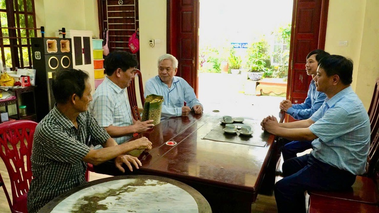 Các đồng chí lãnh đạo xã thăm, tặng quà các gia đình chính sách- Ảnh 2.