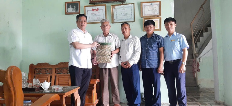 Các đồng chí lãnh đạo xã thăm, tặng quà các gia đình chính sách- Ảnh 3.