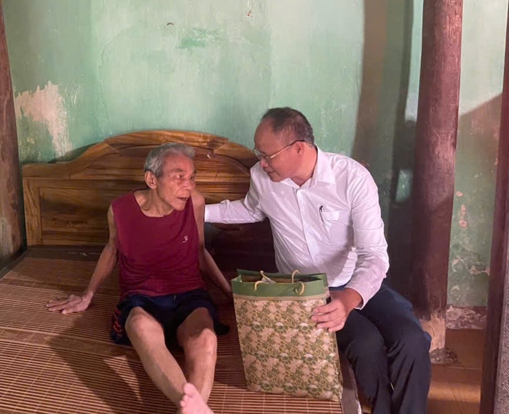 Các đồng chí lãnh đạo xã thăm, tặng quà các gia đình chính sách- Ảnh 1.