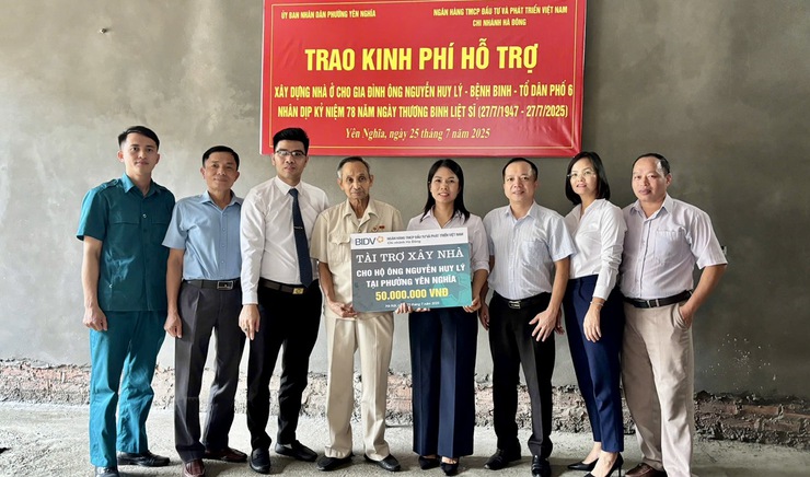 TRAO TẶNG KINH PHÍ XÂY NHÀ Ở CHO ÔNG NGUYỄN HUY LÝ- BỆNH BINH 61%- Ảnh 1.