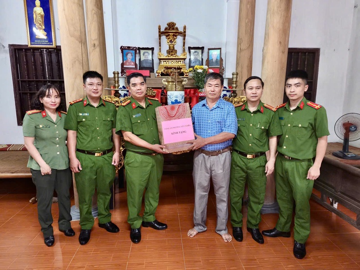 CÔNG AN PHƯỜNG YÊN NGHĨA TẶNG QUÀ CHO THƯƠNG BỆNH BINH, GIA ĐÌNH CHÍNH SÁCH TRÊN ĐỊA BÀN PHƯỜNG- Ảnh 2.