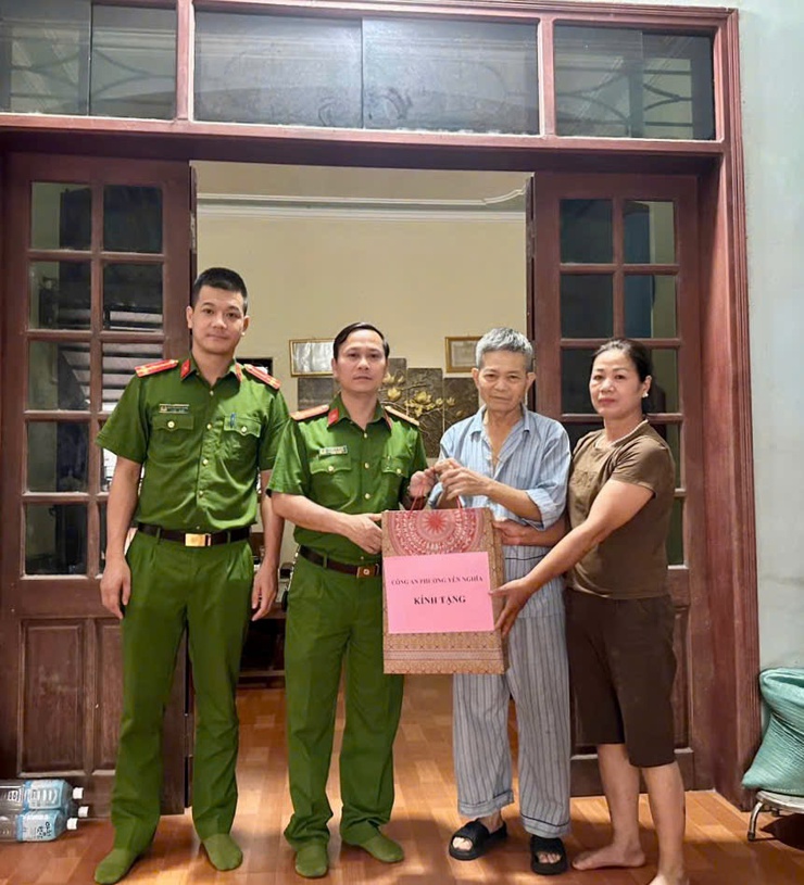 CÔNG AN PHƯỜNG YÊN NGHĨA TẶNG QUÀ CHO THƯƠNG BỆNH BINH, GIA ĐÌNH CHÍNH SÁCH TRÊN ĐỊA BÀN PHƯỜNG- Ảnh 3.