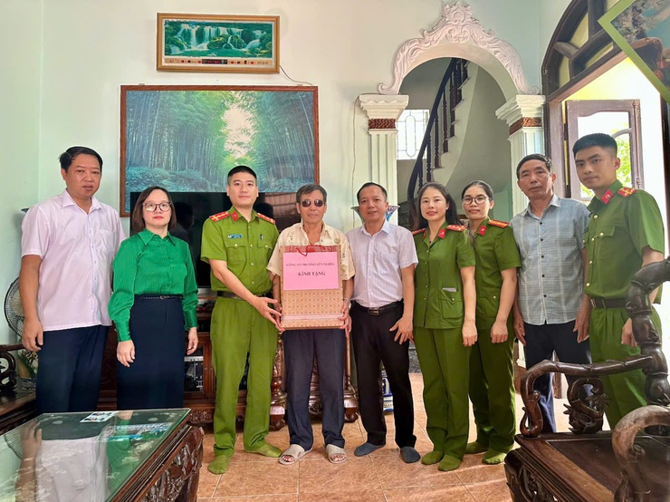 CÔNG AN PHƯỜNG YÊN NGHĨA TẶNG QUÀ CHO THƯƠNG BỆNH BINH, GIA ĐÌNH CHÍNH SÁCH TRÊN ĐỊA BÀN PHƯỜNG- Ảnh 4.