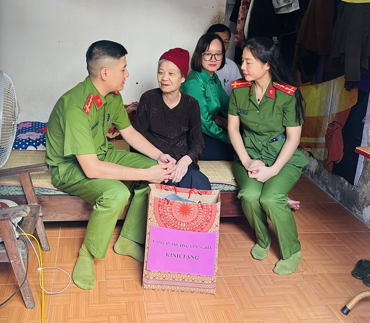 CÔNG AN PHƯỜNG YÊN NGHĨA TẶNG QUÀ CHO THƯƠNG BỆNH BINH, GIA ĐÌNH CHÍNH SÁCH TRÊN ĐỊA BÀN PHƯỜNG- Ảnh 5.
